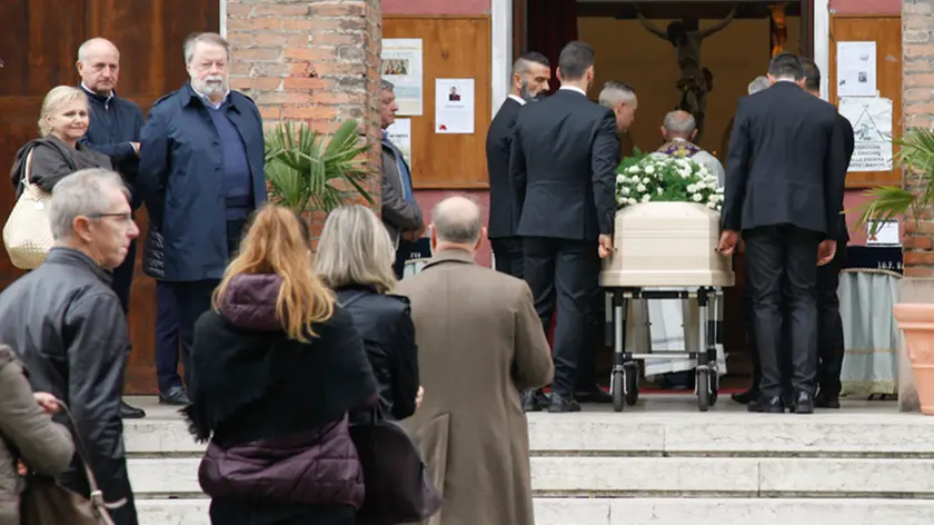 Agenzia Candussi, giornalista Abbadir. Funerali di Nicola Simion, presso la chiesa del Gesù Lavoratore, Marghera.