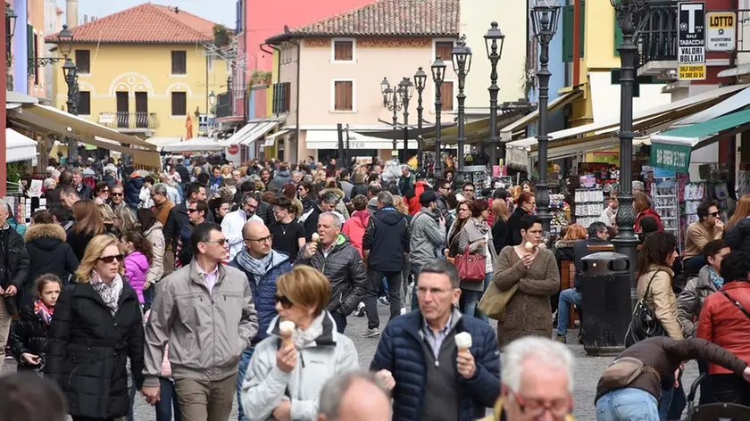 DE POLO - DINO TOMMASELLA - CAORLE - IL CENTRO GREMITO DI TURISTI E LA SPIAGGIA