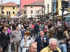 DE POLO - DINO TOMMASELLA - CAORLE - IL CENTRO GREMITO DI TURISTI E LA SPIAGGIA