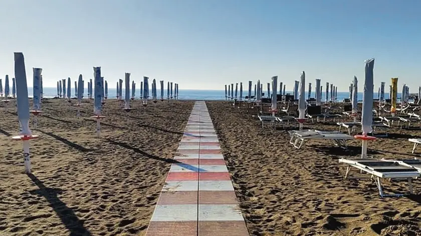 La spiaggia di Caorle: pulizia e ombrelloni già schierati per il via alla nuova stagione balneare