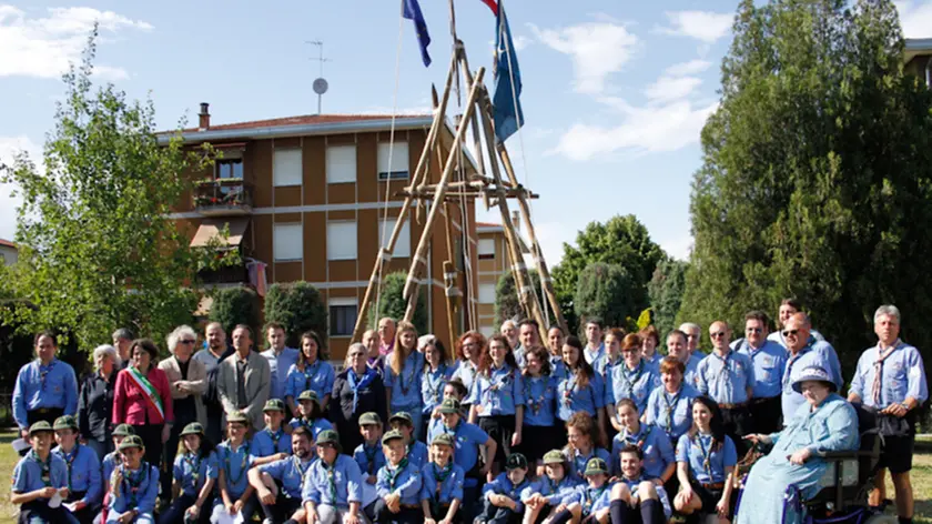 Inaugurazione parco Robert Baden-Powell presso via Beccaria, Marghera. Nella foto: il gruppo scout "marghera1" e da sinistra: il presidente della municipalità di Marghera Dal Corso, l'assessore Tiziana Agostini, Bettin, Turetta e il vicesindaco Sandro Simionato e Simone Venturini.