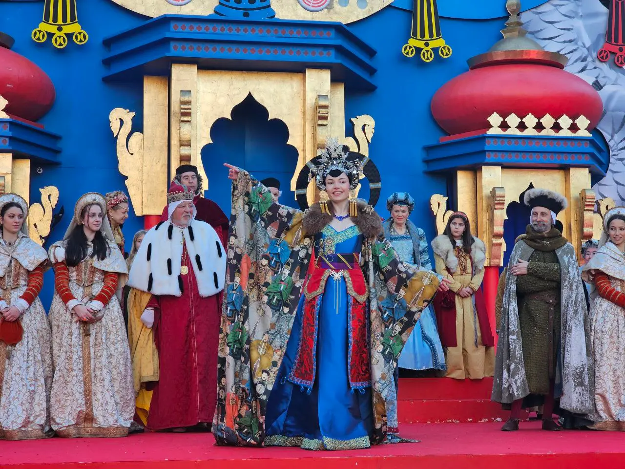 Diciotto giorni di festa che hanno portato il divertimento in tutte le "città di Venezia". Una pantegana galleggiante, cortei acquei, carri allegorici, spettacoli diffusi, rievocazioni storiche, la grazia delle 12 Marie e la magia del fuoco che incontra l’acqua all’Arsenale. Tutto questo è stato il Carnevale di Venezia 2024 “Ad Oriente. Il mirabolante viaggio di Marco Polo”, che oggi si è chiuso con il saluto da Piazza San Marco della Maria vincitrice del Carnevale 2024, Silvia Zecchin, la sfilata dei carri a Zelarino, l’ultimo spettacolo di “Terra Incognita”, nelle acque dell’Arsenale di Venezia, capace di immagare con il suo racconto ancestrale e le feste mascherate nei palazzi.