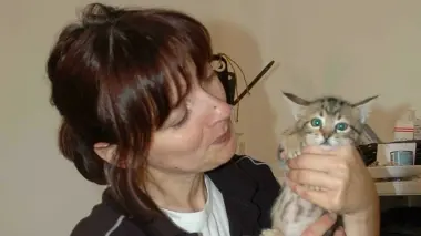 Una volontaria dell’Enpa con un micio, e il luogo del ritrovamento