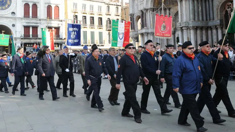 Agostini Interpress Venezia, 25.04.2010.- 25 Aprile, Celebrazioni per l'Anniversario della Liberazione.- Nella foto il labari delle associazioni sfilano in Piazza San Marco.-