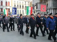 Agostini Interpress Venezia, 25.04.2010.- 25 Aprile, Celebrazioni per l'Anniversario della Liberazione.- Nella foto il labari delle associazioni sfilano in Piazza San Marco.-