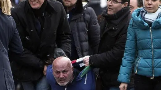 Le forze dell'ordine bloccano uno dei due uomini che hanno minacciato di darsi fuoco vicino al colonnato di San Pietro, 11 febbraio 2014. ANSA/ MASSIMO PERCOSSI