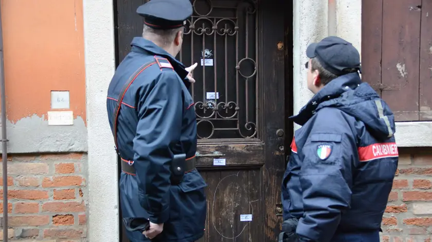 La porta trapassata dai colpi di pistola sparati da Ciro Esposito: uno ha ucciso Ivano Gritti