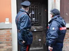 La porta trapassata dai colpi di pistola sparati da Ciro Esposito: uno ha ucciso Ivano Gritti