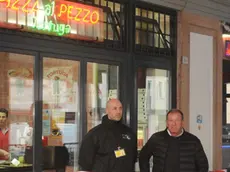 SAN DONA' DI P -. DINO TOMMASELLA - COLUCCI - A SX IL VIGILANTES CON A DX IL TITOLARE SIG. TONINO BIASI