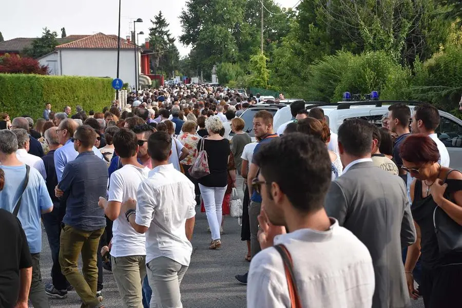 Folla al funerale di Marco Gottardi