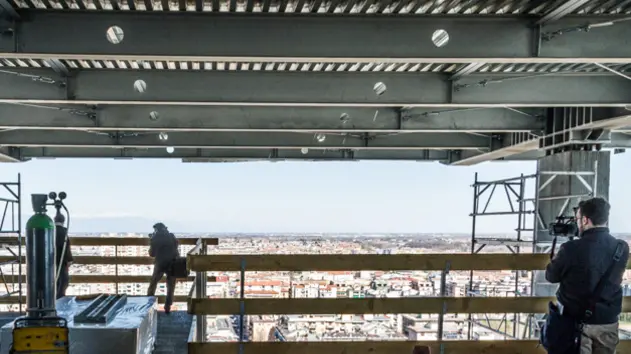 Installazione dell'ultimo modulo del nuovo grattacielo di Mestre.