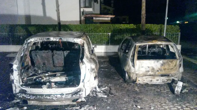 La Porsche Cayenne e la Fiat Punto del vicino di casa distrutte dalle fiamme