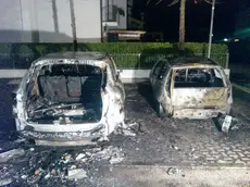 La Porsche Cayenne e la Fiat Punto del vicino di casa distrutte dalle fiamme