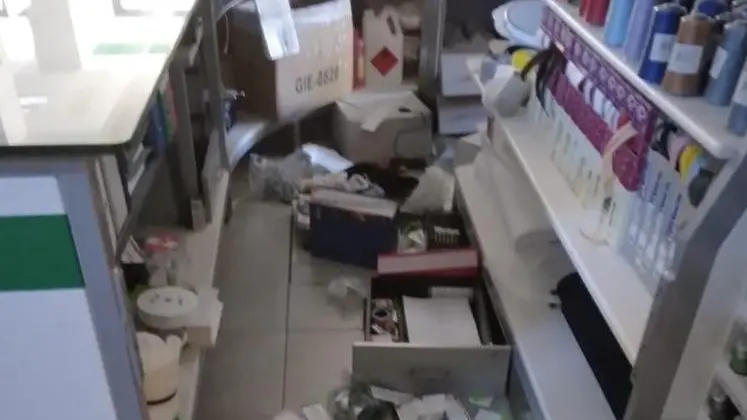 L'interno del negozio dopo il passaggio dei ladri