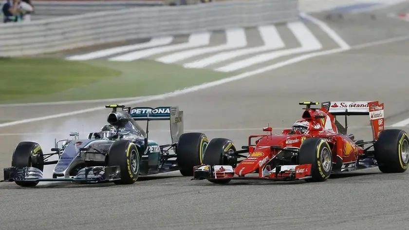 epa04711948 German Formula One driver Nico Rosberg (L) of Mercedes AMG GP and Finnish Formula One driver Kimi Raikkonen of Scuderia Ferrari in action during the Formula One Grand Prix of Bahrain at the Sakhir circuit near Manama, Bahrain, 19 April 2015. EPA/VALDRIN XHEMAJ