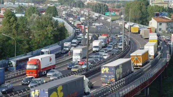 Il traffico lungo la tangenziale di Mestre che attraversa la città. I comitati chiedono la realizzazione di una tangenziale verde