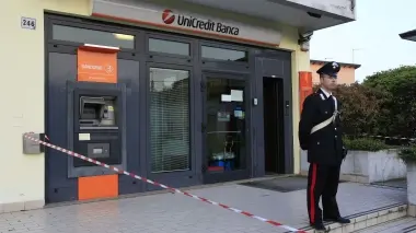 Il condannato Alessandro Catalano e a destra la filiale Unicredit di Dese rapinata nell’aprile del 2010