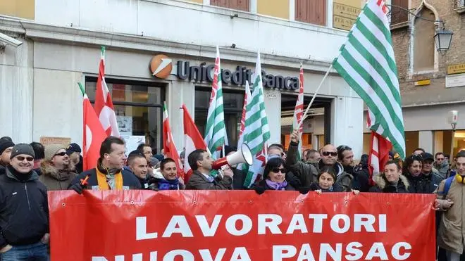 Morsego Venezia 16.11.2011.- Manifestazione lavoratori PANSAC davanti all'Uniceedit Banca a San Salvador.- Interpress