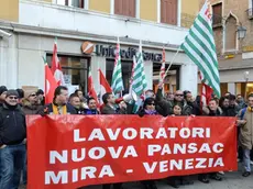 Morsego Venezia 16.11.2011.- Manifestazione lavoratori PANSAC davanti all'Uniceedit Banca a San Salvador.- Interpress