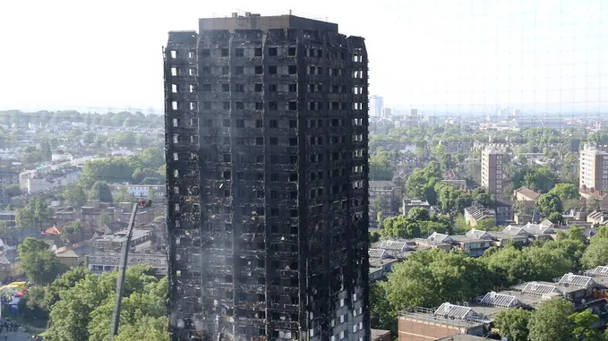 Grenfell Tower in west London after a fire engulfed the 24-storey building yesterday morning. PRESS ASSOCIATION Photo. Picture date: Thursday June 15, 2017. Twelve people have died and more are feared dead after a huge fire destroyed the tower block in north Kensington. See PA story FIRE Grenfell. Photo credit should read: Rick Findler/PA Wire LaPresse Only italy Londra,la situazione il giorno dopo l'incendio alla Grenfell Tower 084509