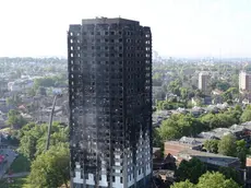 Grenfell Tower in west London after a fire engulfed the 24-storey building yesterday morning. PRESS ASSOCIATION Photo. Picture date: Thursday June 15, 2017. Twelve people have died and more are feared dead after a huge fire destroyed the tower block in north Kensington. See PA story FIRE Grenfell. Photo credit should read: Rick Findler/PA Wire LaPresse Only italy Londra,la situazione il giorno dopo l'incendio alla Grenfell Tower 084509