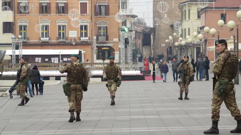 GIORNALISTA: Furlan.AGENZIA FOTO: Candussi.LUOGO: piazza Ferretto, Mestre.DESCRIZIONE: Polizia Locale e militari dell'Esercito pattugliano il centro di Mestre