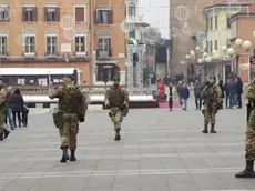 GIORNALISTA: Furlan.AGENZIA FOTO: Candussi.LUOGO: piazza Ferretto, Mestre.DESCRIZIONE: Polizia Locale e militari dell'Esercito pattugliano il centro di Mestre