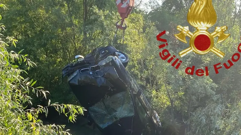 L'auto recuperata dai vigili del fuoco