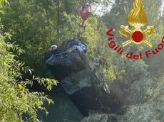 L'auto recuperata dai vigili del fuoco
