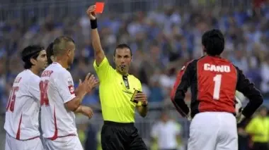 MOMENTO DECISIVO L’arbitro espelle Cesar al 14’ A destra Dal Canto