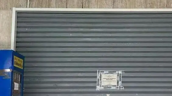 Un'immagine della tabaccheria dove lavorava la vittima