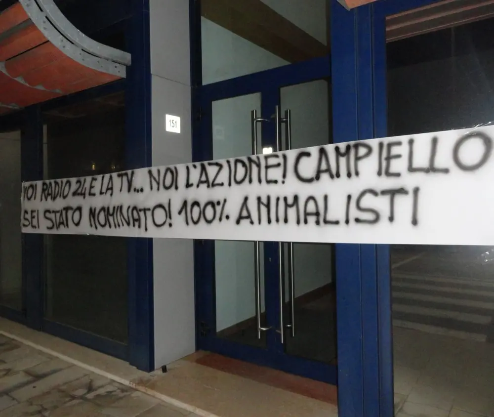 Lo striscione davanti alla sede di Confindustria