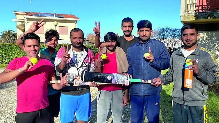 Il gruppo di richiedenti asilo di Portogruaro che chiede un campo da cricket