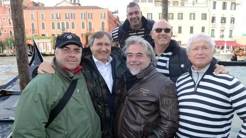 Interpress/M.Tagliapietra Venezia 28.11.2016.- Riapertura del traghetto gondole del Carbon. Sindaco Luigi Brugnaro e Aldo Reato.