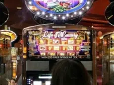 Mauro Pizzigati e Carlo Pagan, al centro la show-girl Belen Rodriguez invitata ad una delle feste del Casinò A fianco una giocatrice alla slot-machine