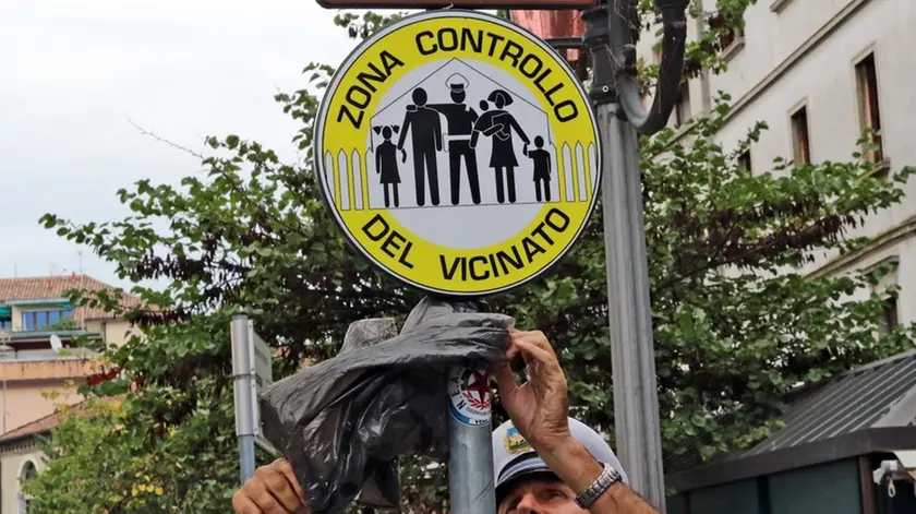 ZAGO AG.FOTOFILM TREVISO NUOVA SEGNALETICA CONTROLLO DEL VICINATO IN VIA ROMA CON IL VICE SINDACO GRIGOLETTO