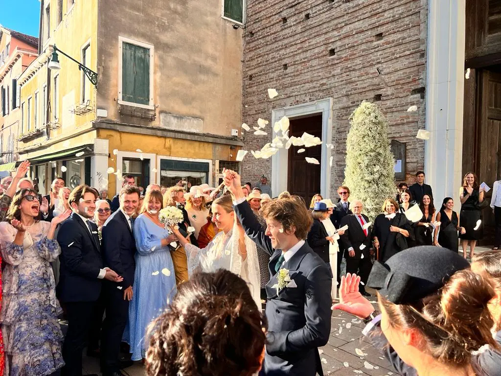 Abito di pizzo, capelli raccolti in uno chignon, la sposa ha detto sì a Pierre Pozzo davanti al vescovo di Parigi. All’uscita dalla chiesa il concerto dei Gipsy kings. Per i duecento ospiti - tra cui l’attrice Salma Hayek - festa a Palazzo Grassi, di proprietá della famiglia Pinault.