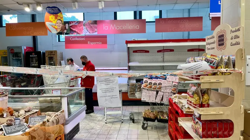Gli addetti del supermercato al lavoro in una corsia chiusa