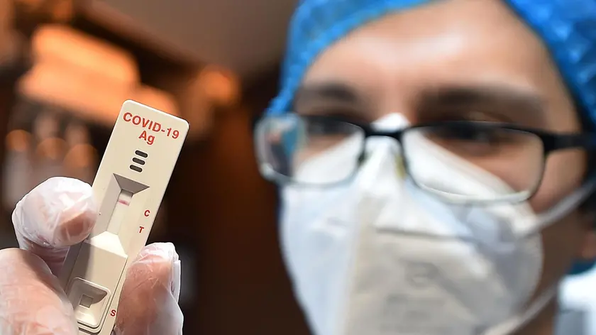 Un operatore sanitario controlla un tampone rapido