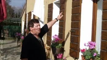 Sergio Scaggiante mostra la crepa sul muro di casa