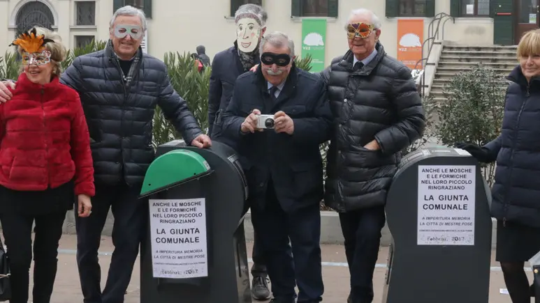 Foto Agenzia Candussi/ Furlan/ Mestre, piazzale donatori di sangue/ Il comitato difendiamo Mestre e la sua torre organizza una protesta davanti ai compattatori della spazzatura
