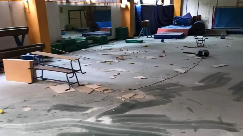 I danni provocati dai vandali al centro sportivo dell’ex scuola Bennati di Spinea