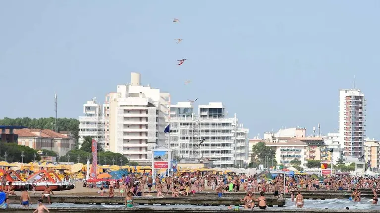 MORSEGO - DINO TOMMASELLA - JESOLO - GENTE SULLA SPIAGGIA