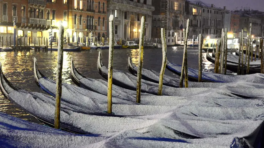 Interpress/Tagliapietra Venezia 21.02.2013.- Neve a Venezia. Gondole imbiancate dopo la nevicata.