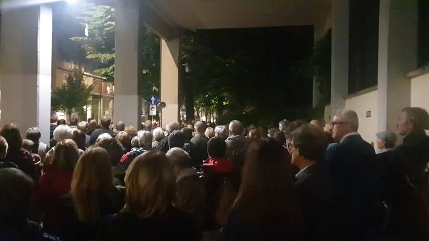 Una preghiera sul luogo del delitto (foto Pòrcile)