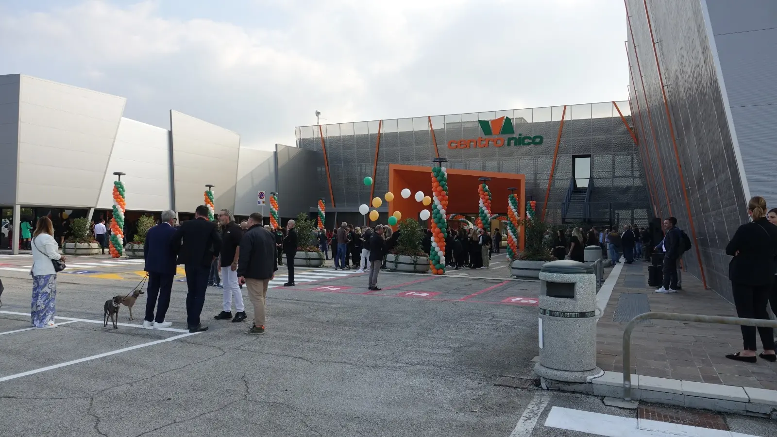Ecco il Centro Nico a Santa Maria di Sala, là dove c'era lo storico Centro Tom. Giovedì 6 ottobre l'inaugurazione con la proprietà del gruppo vicentino, le autorità, i dipendenti e tantissime persone. Da venerdì 7 l'apertura alla clientela del megastore di abbigliamento e degli altri negozi per ora presenti nella galleria. (Foto Pòrcile)