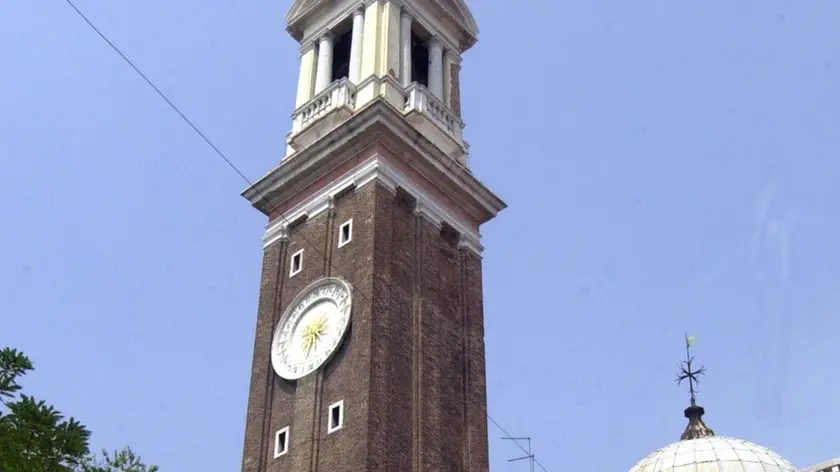 27/07/2001.- LASTRA DI PIOMBO DEL CAMPANILE DEI SS. APOSTOLI PERICOLANTE. INTERPRESS/ RAFFELE.