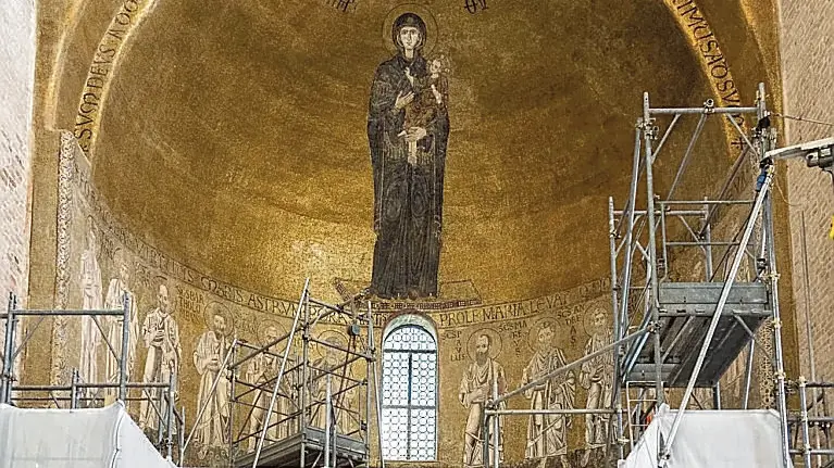 Le impalcature comparse all’interno della basilica di Torcello