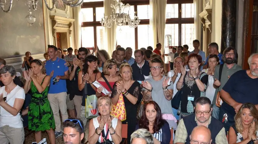 Interpress/Mazzega Venezia, 29.07.2016.- Consiglio Comunale, Cà Farsetti presidiata dalle forze dell'Ordine per la protesta dei Comunali e BLM.- Nella foto delegazione in Sala del Consiglio