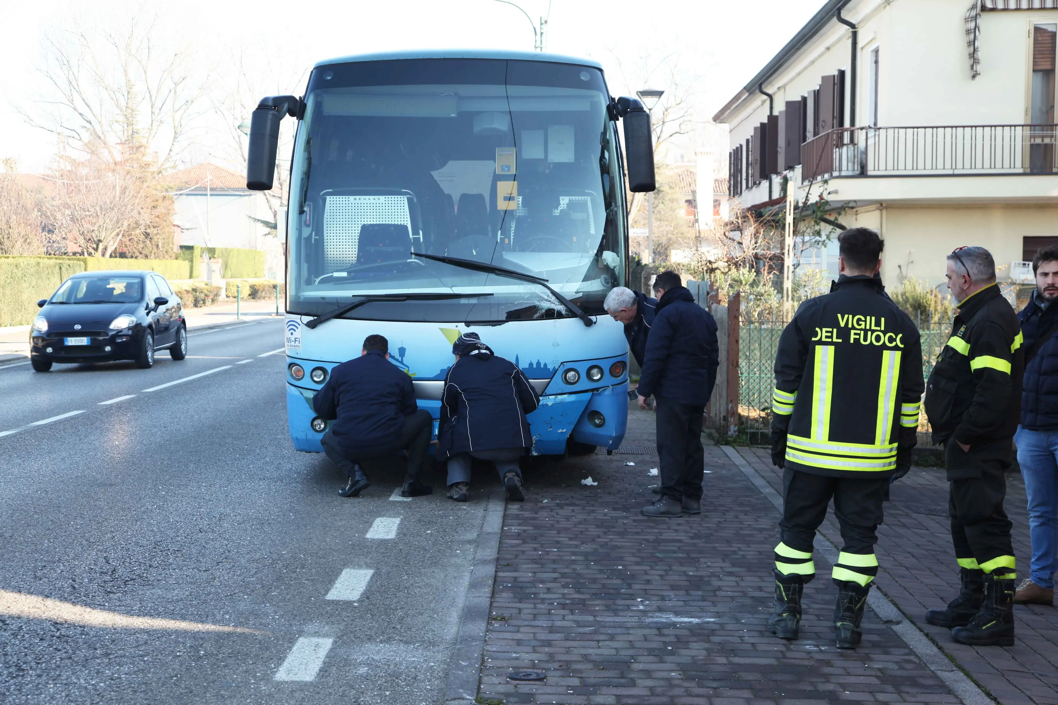 Foto Agenzia Candussi/ Ferrazza/ Campalto/ via Orlanda/ Incidente Bus/ Nella foto l'intervento al bus danneggiato